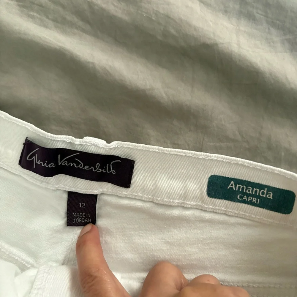 Gloria Vanderbilt  Women's White Amanda Classic Rise Capri Jean 12 Cuffed - Picture 4 of 8